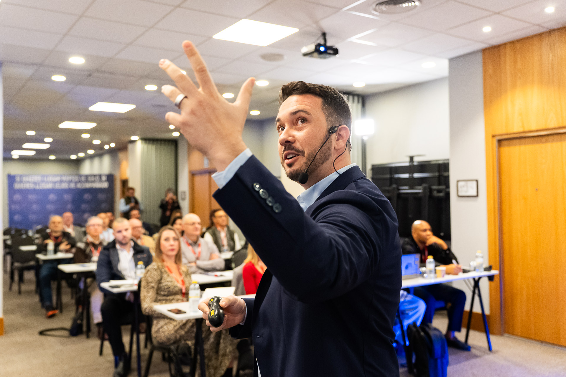 Fran Tirado presentando ante inversores en el evento ILIMITADO